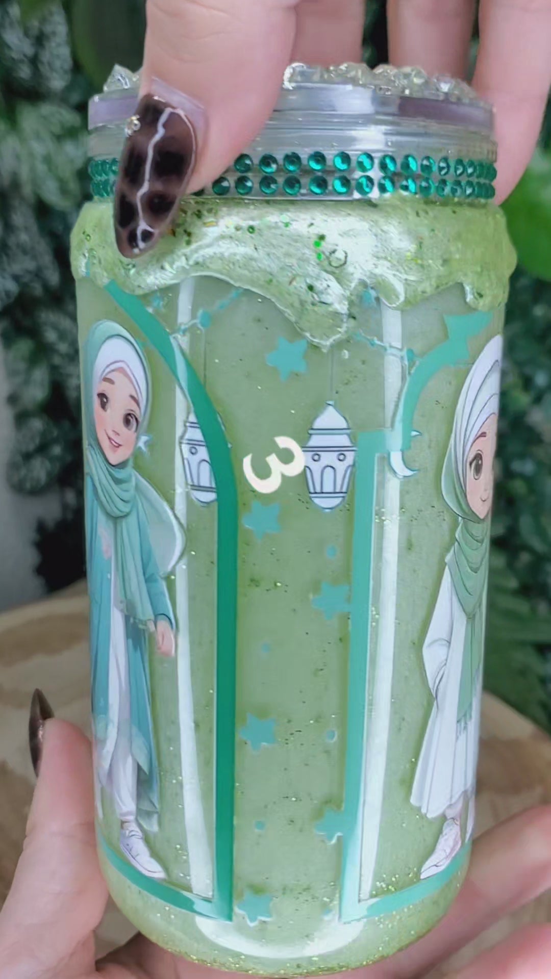 Petit femme voilée verte
