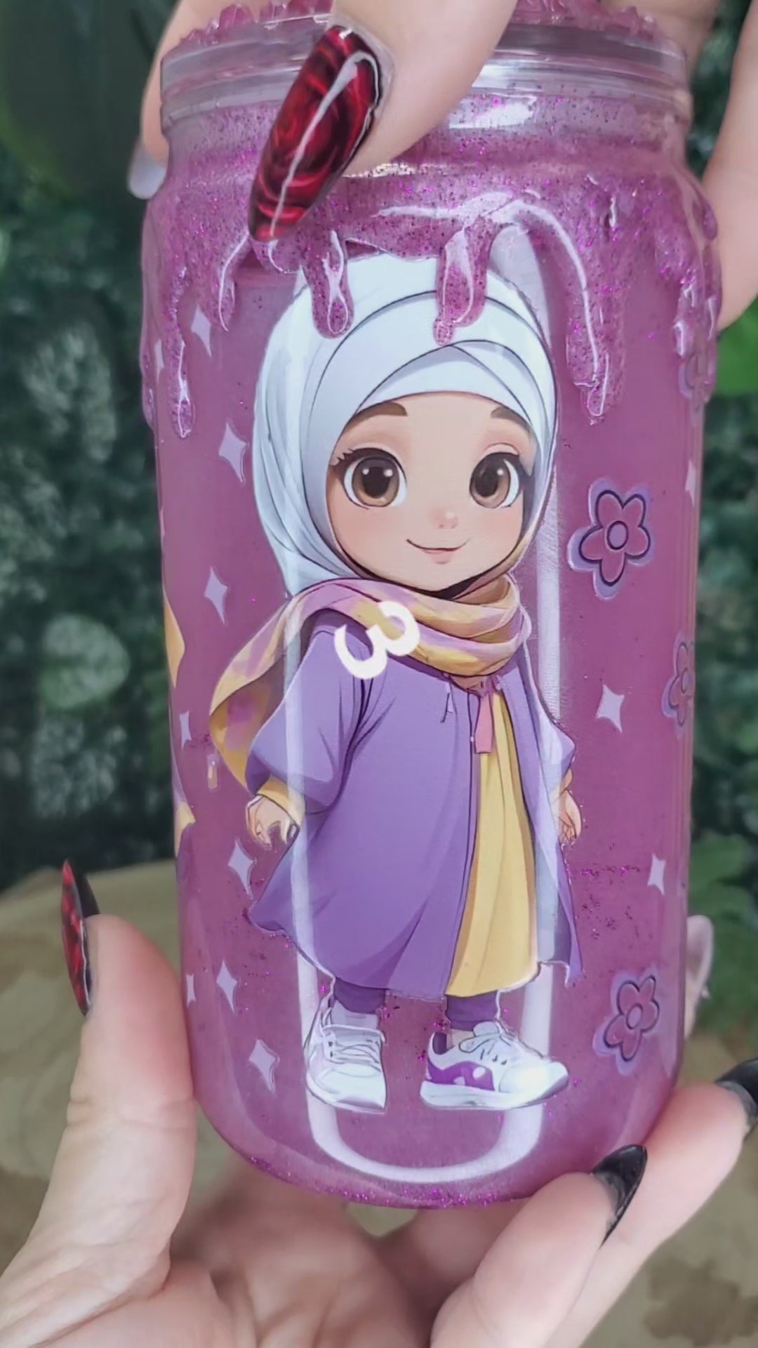 Petite femme voilée violette