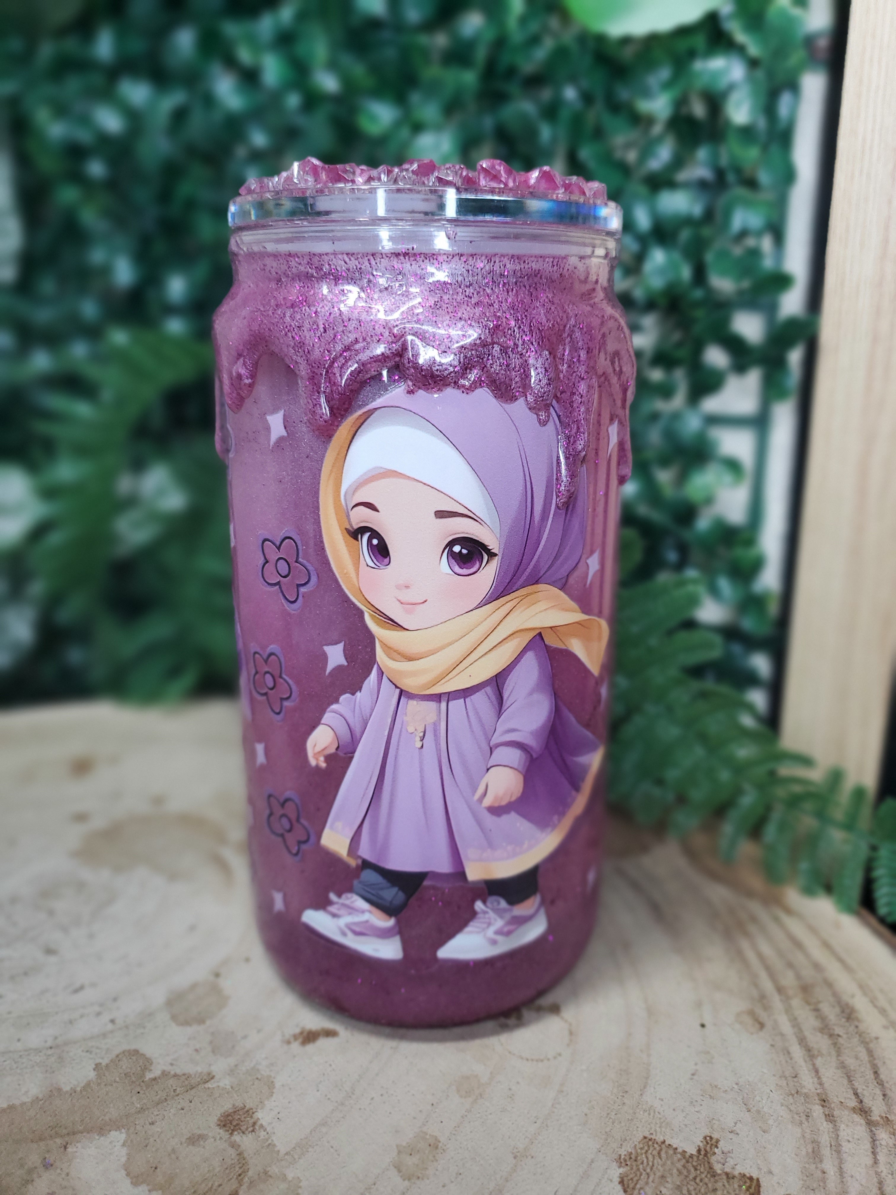 Petite femme voilée violette